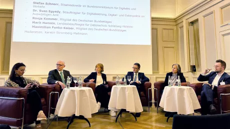 Foto der Experten und Expertinnen der Podiumsdiskussion beim Parlamentarischen Abend der Bundesdruckerei-Gruppe zur neuen Datenstrategie