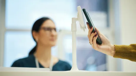 Frau zeigt Smartphone