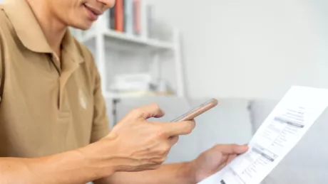 Mann scannt QR Code mit ZeSI App