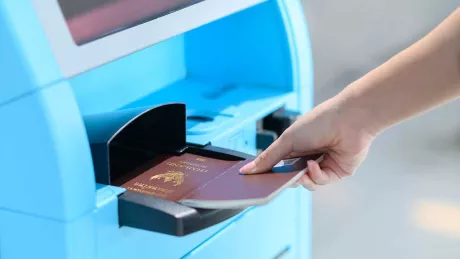 Ein Reisepass wird gescannt wird an einem Automaten gescannt