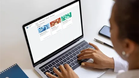 Laptop mit geöffneter Anwendung Datenatlas