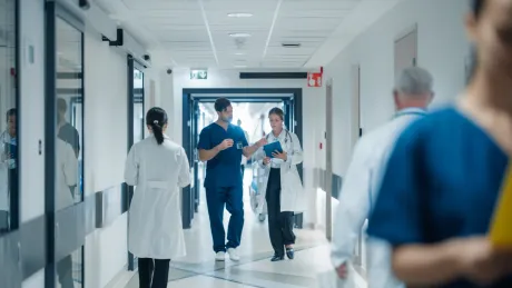 Bild von Ärzten in Krankenhausflur