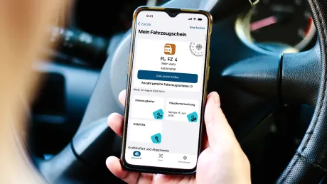 Digitaler Fahrzeugschein wird auf einem Smartphone angezeigt.
