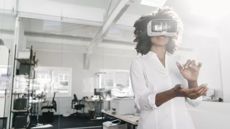 Eine Frau testet etwas mit einer VR Brille