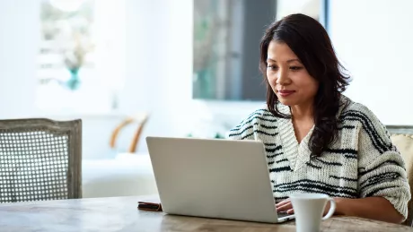 woman with laptop in homeoffice