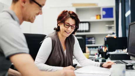 Frau und Mann sind im Büro und haben eine Besprechung