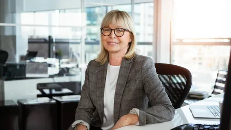 Eine Frau schaut direkt in die Kamera.