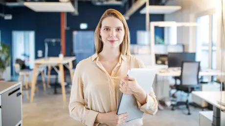 Frau hält Akten im Büro