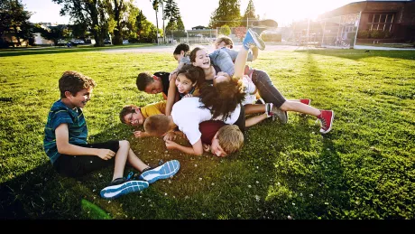 Gruppe von Kindern spielt