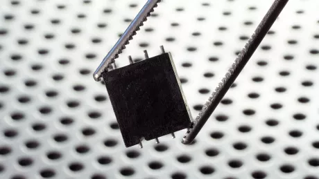 Foto eines Mikrochips für Quantencomputer