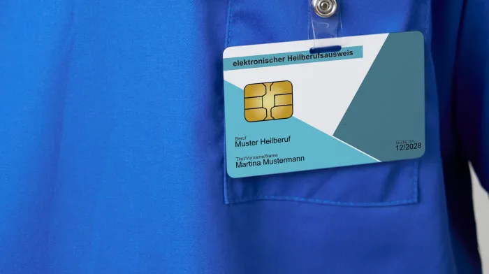 Bild des eHBA (Elektronischer Heilberufsausweis) am Revers