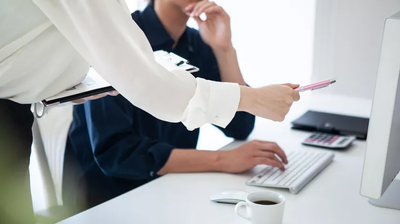 Frau und Mann am Arbeitsplatz 