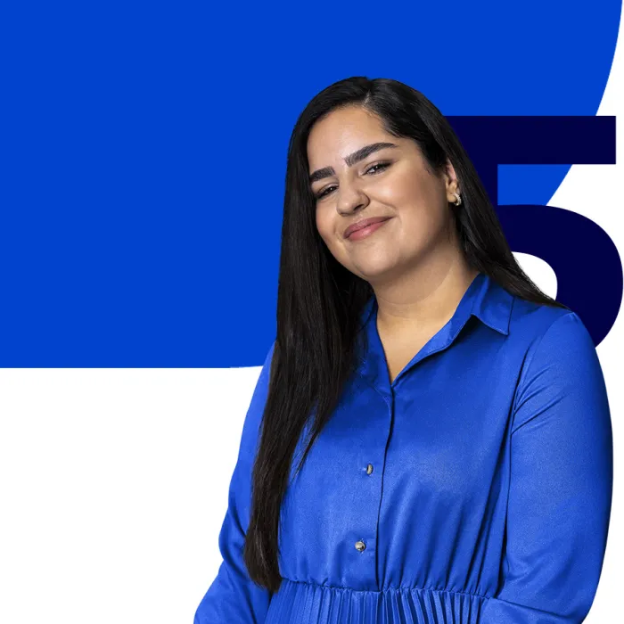 Ansicht von Aylin Pala mit einer Fünf im Hintergrund