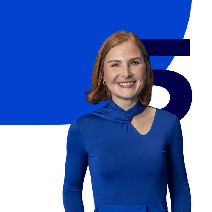 Ansicht einer Mitarbeiterin und im Hintergrund ist eine 5 zu sehen.