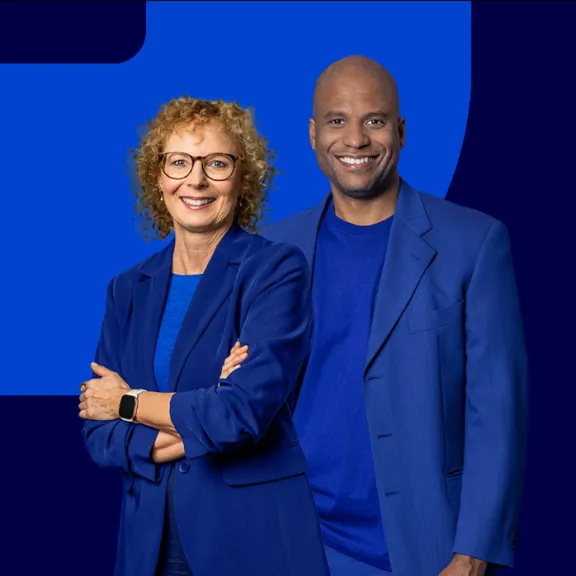 Ansicht von zwei Mitarbeitern mit blauen Hintergrund.