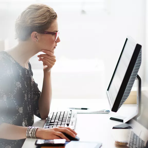 Frau arbeitet am Computer im Büro