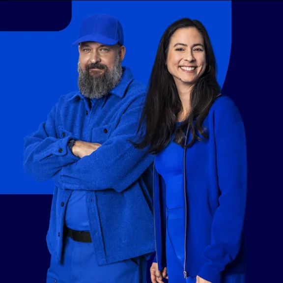 Ansicht von zwei Mitarbeitern mit blauen Hintergrund.
