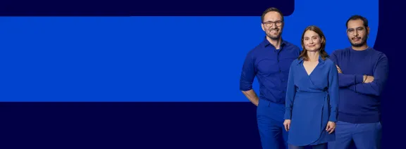 Abbildung von drei Mitarbeitenden der Bundesdruckerei aus dem Bereich IT