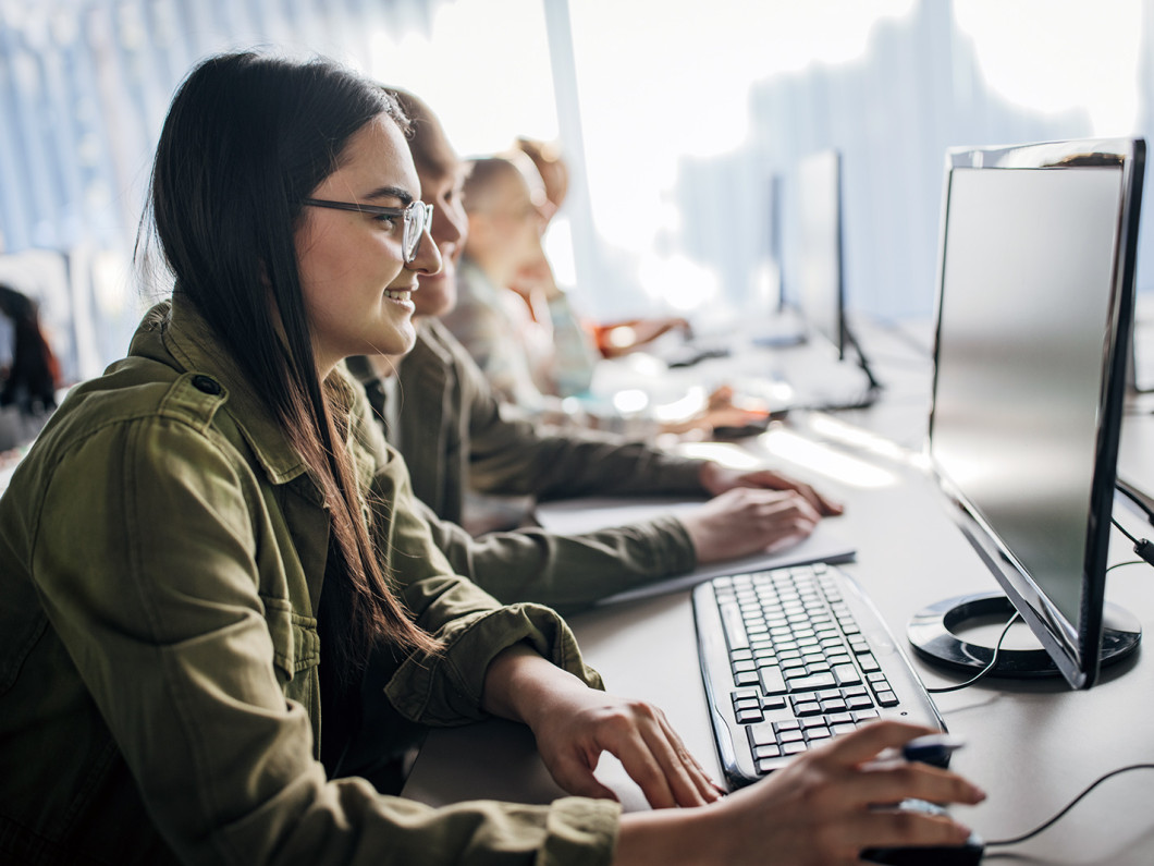 Personen arbeiten am Computer.