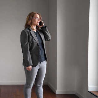 Foto von Annika Jähmlich, Scrum Master, während eines Telefonats.