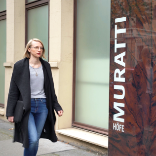 A photo of Rebecca Maier, an IT administrator at Bundesdruckerei GmbH, walking down the street towards the so-called ‘Muratti Höfe’, where Bundesdruckerei has its offices.