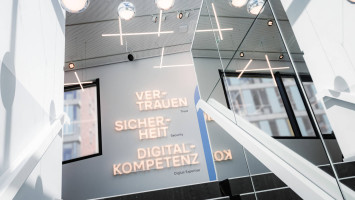 Treppenaufgang des Showpavillon mit Blick auf Unternehmenswerte