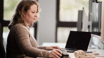 Sarah Hümmer, Softwaretester, sitzt vor einem Laptop