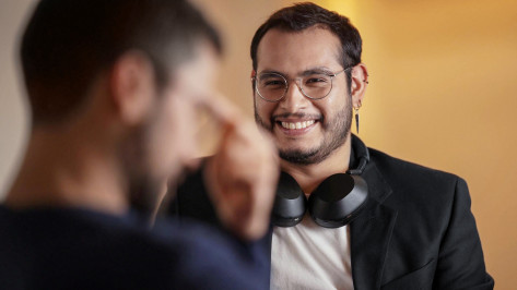 Diego Barrera Martinez, Softwareentwickler, lächelt während eines Gesprächs.