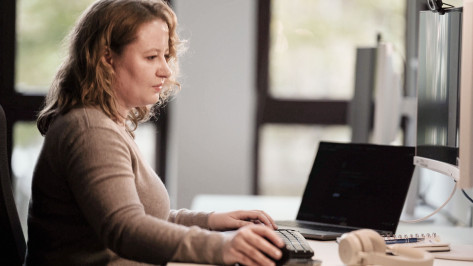 Sarah Hümmer, Softwaretester, sitzt vor einem Laptop