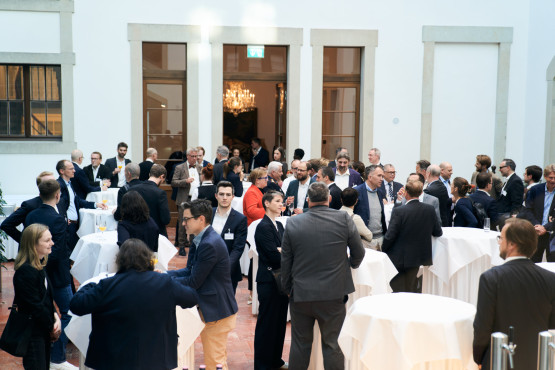 Austausch nach dercPodiumsdiskussion beim Parlamentarischen Abend der Bundesdruckerei zum Thema Cybersicherheit