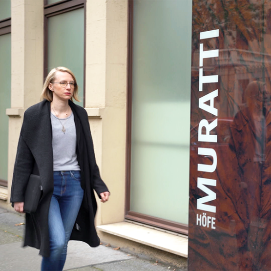 Foto von Rebecca Maier, IT-Administratorin bei der Bundesdruckerei GmbH, läuft auf der Straße zu den sogenannten "Muratti Höfen", in denen die Bundesdruckerei Büros hat.