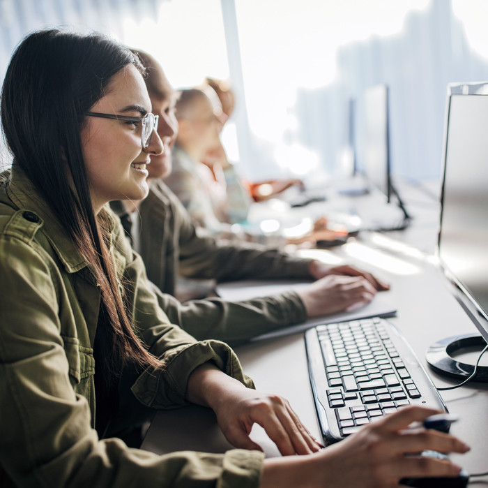 Personen arbeiten am Computer.