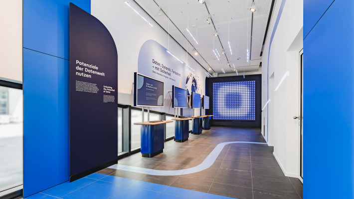Das Bild zeigt den Datentunnel im Showpavillon