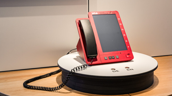 Bild zeigt ein rotes Telefon