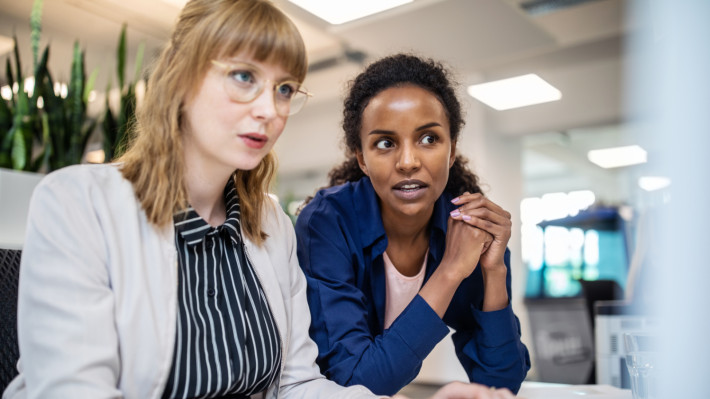 Zwei Frauen am Computer Tisch im Büro