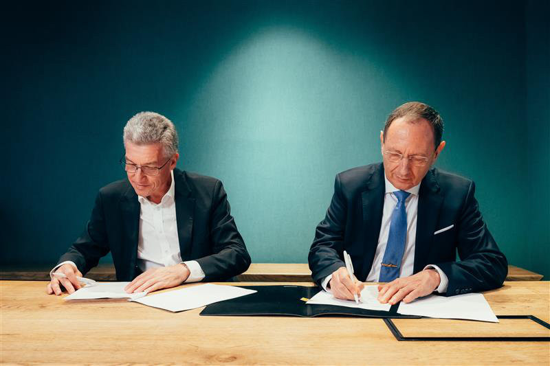 Dr. Stefan Hofschen, Vorsitzender der Geschäftsführung der Bundesdruckerei Gruppe GmbH, und Frank Leidenberger, CEO der BWI, bei der Unterzeichnung des Kooperationsvertrags.